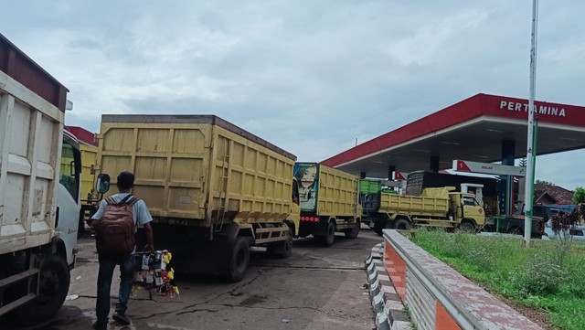 Sopir Truk Keluhkan Solar Langka Dan Antrean Panjang Di Jambi ...