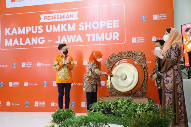 Gubernur Khofifah saat meresmikan Kampus UMKM Shopee (foto : Humas Pemprov Jatim)