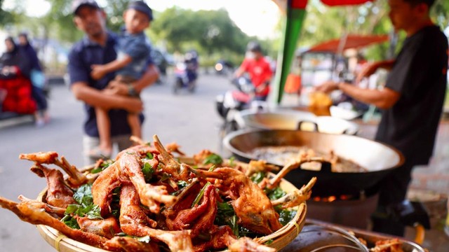 Menu ayam tangkap dijual di kawasan jalan T Nyak Makam, Banda Aceh. Foto: Suparta/acehkini