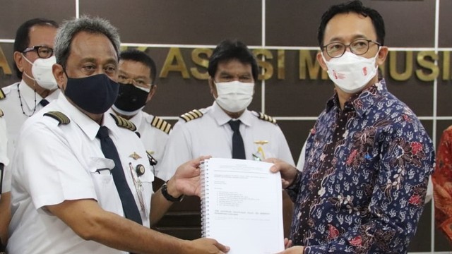 Paguyuban Pilot Ex Merpati Airlines saat bertemu dengan Komisioner Komnas HAM, Beka Ulung Hapsara, pada Januari lalu. Foto: Dok. Komnas HAM