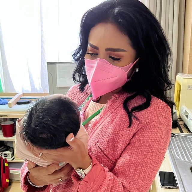 Krisdayanti sambut kelahiran anak pertama Aurel Hermansyah. Foto: Instagram/@krisdayantilemos