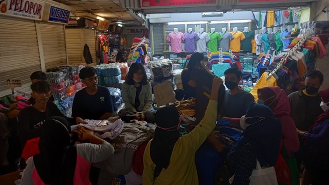 Situasi keramaian pengunjung Pasar Tanah Abang Jakarta, Minggu (17/4). Foto: Akbar Maulana/kumparan