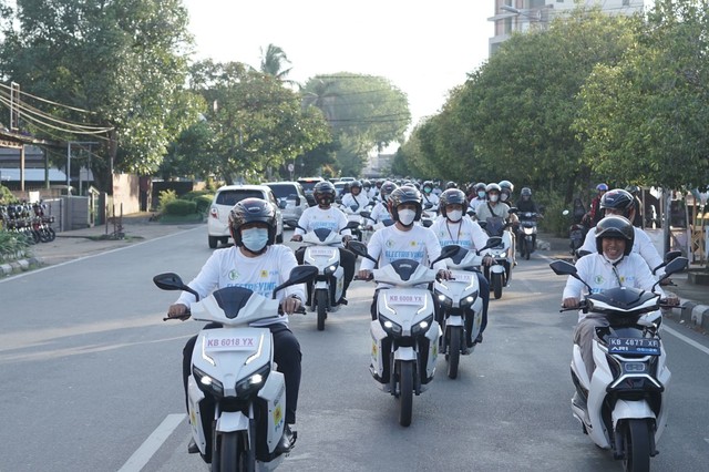 PLN Kalbar menggelar motor listrik city tour. Foto: Dok. PLN Kalbar