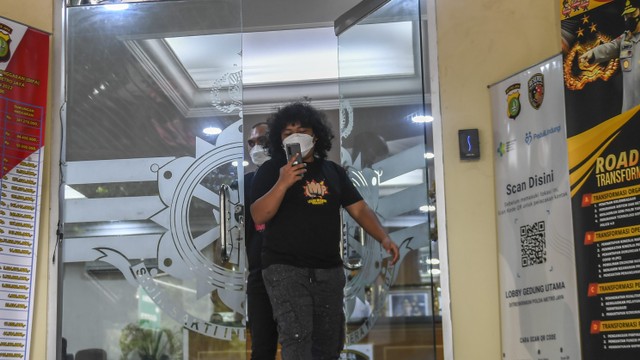 Komedian Marshel Widianto berjalan keluar usai menjalani pemeriksaan penyidik di Polda Metro Jaya, Jakarta, Kamis (7/4/2022).  Foto: Galih Pradipta/ANTARA FOTO