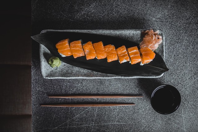 Ikan Mentah yang Dijadikan Bahan Makanan Sushi Dinamakan Sashimi, Foto: Unsplash/The BlackRabbit 