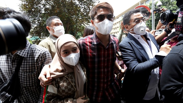 Rizky Billar bersama  Lesty Kejora dan kuasa hukumnya Sandy Arifin saat memenuhi panggilan sebagai saksi terkait kasus Quotex tersangka Doni Salmanan di Bareskrim, Mabes Polri, Jakarta, Selasa, (22/3/2022). Foto: Agus Apriyanto