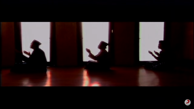 Ilustrasi tangkapan layar video musik Taqobalallahu Minnaa Waminkum oleh Bimbo. Foto: YouTube/Sony Music Entertainment Indonesia