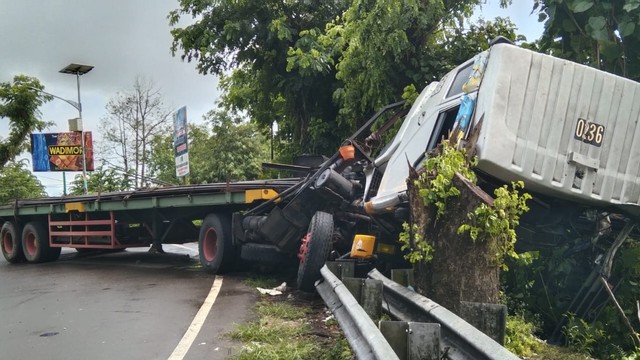 Truk tronton tabrak pembatas jalan di ruas Jalan Trans Sulawesi, Mamuju. Foto: Awal Dion/SulbarKini