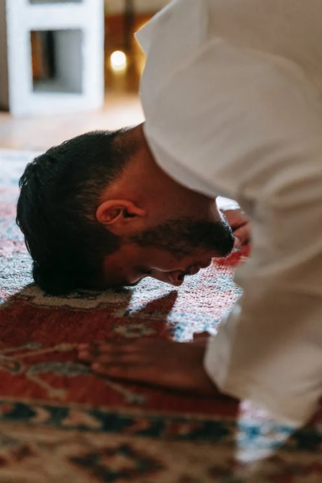 Ilustrasi melaksanakan shalat lailatul qadar yang dilaksanakan pada 10 malam terakhir bulan Ramadhan. Foto: pexels.com/michael-burrows