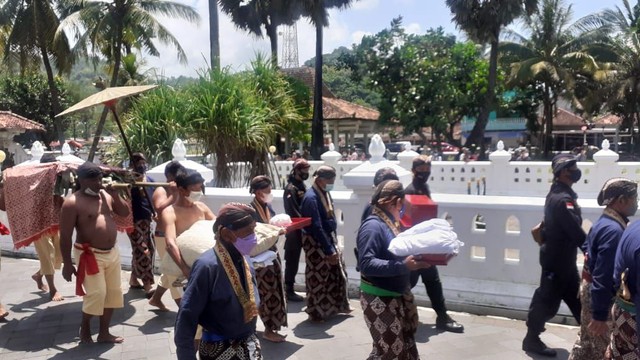 Abdi dalem Keraton Yogyakarta mennggelar labuhan di Pantai Parangkusumo, Bantul, Jumat (4/3/2022). Foto: erfanto/Tugu Jogja