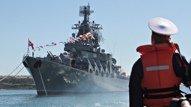 Seorang pelaut melihat kapal penjelajah rudal Rusia Moskva yang ditambatkan di pelabuhan Laut Hitam Ukraina di Sevastopol, Ukraina 10, 2013. Foto: Stringer/REUTERS