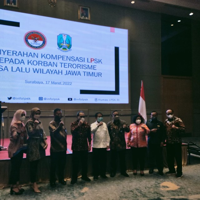 PT Pegadaian Kantor Wilayah XII Surabaya memberikan santunan sebesar Rp 1 juta, kepada para korban terorisme masa lalu (KTML)