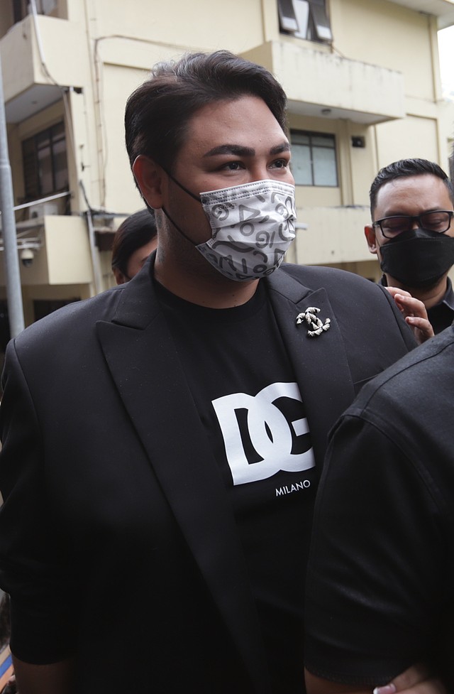 Ivan Gunawan memenuhi panggilan terkait kasus trading di Bareskrim Mabes Polri, Jakarta, Kamis, (14/4/2022). Foto: Agus Apriyanto
