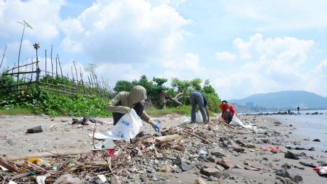 KFC x Divers Clean Action (DCA) lakukan kegiatan bersih-bersih sampah plastik di pantai Indonesia". Foto: Dok. KFC