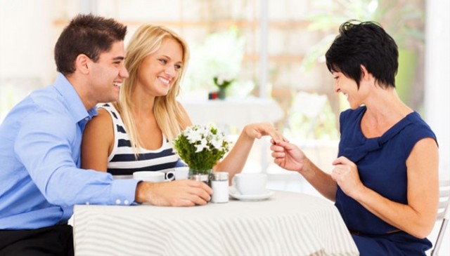 Ilustrasi calon menantu bertemu dengan calon mertua. Foto: Shutterstock.