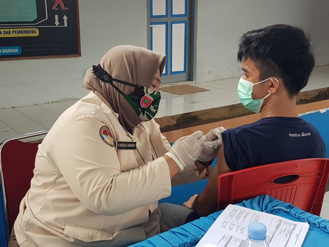Tim Vaksinator TNI Kodim 1426 memberikan vaksin dosis 3 (tiga) kepada salah seorang warga binaan.