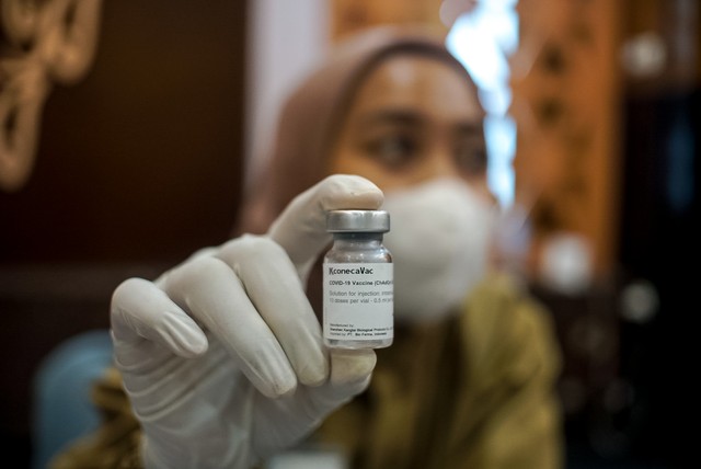 Ilustrasi vaksinasi booster COVID-19 pada sore hari.  Foto: Iqbal Firdaus/kumparan