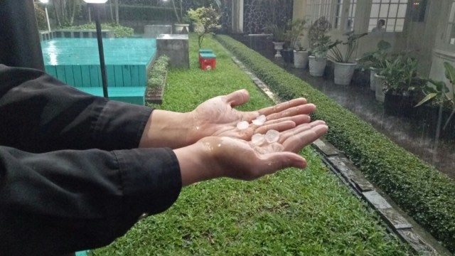 Hujan disertai es. (Foto: Ardana pragota/kumparan)