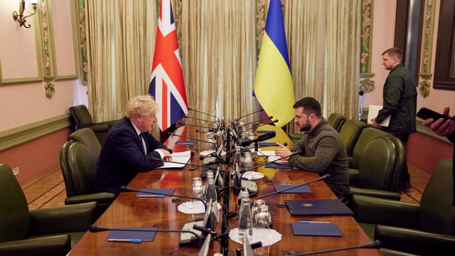 Presiden Ukraina Volodymyr Zelensky dan Perdana Menteri Inggris Boris Johnson menghadiri pertemuan, di Kiev, Ukraina, Sabtu (9/4/2022). Foto: Layanan Pers Presiden Ukraina/Handout via REUTERS
