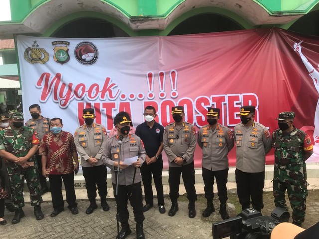 Kapolda Metro Jaya, Irjen Pol. Dr. Fadil Imran, M.Si. memimpin langsung vaksinasi di Jakarta Timur. Foto: Dok. Polda Metro