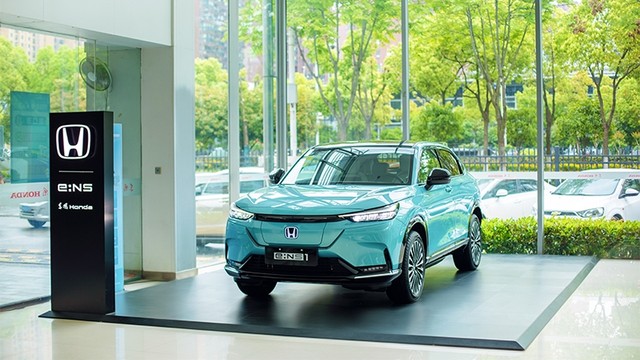 Honda resmi memasarkan mobil listrik e:NS1 dan e:NP1. Foto: Honda