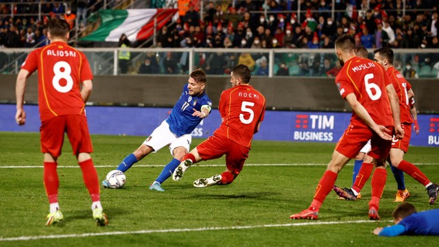 Pemain Italia Ciro Immobile beraksi dengan pemain Makedonia Utara Arijan Ademi di Stadio Renzo Barbera, Palermo, Italia, Kamis (24/3/2022). Foto: Guglielmo Mangiapane/REUTERS