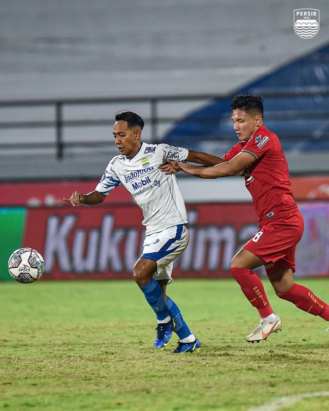 Duel antara pemain Persija Jakarta saat melawan Persib Bandung di Liga 1 2021/22, Selasa (3/1). Foto: Instagram/@persib