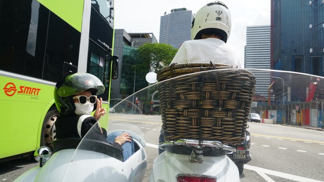Liburan Anti-mainstream di Singapura dengan Berkeliling Naik Vespa Antik (249414)