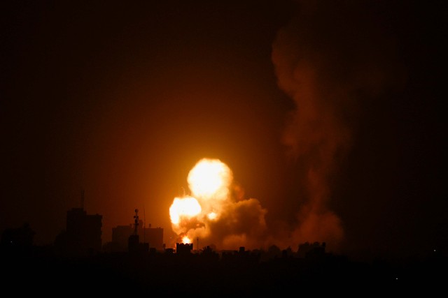 Api dan kepulan asap membubung usai serangan udara Israel di Jalur Gaza selatan, Selasa (19/4/2022). Foto: Ibraheem Abu Mustafa/Reuters