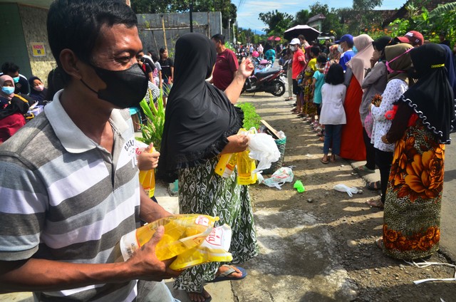 Warga antre membeli minyak goreng kemasan saat pasar murah di Desa Gulang, Mejobo, Kudus, Jawa Tengah (6/3/2022). Foto: Yusuf Nugroho/ANTARA FOTO