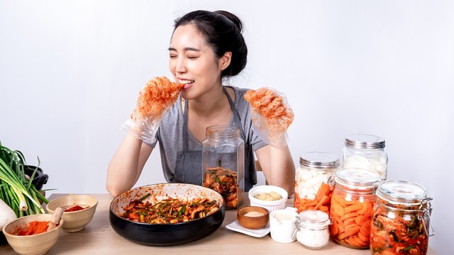 Ilustrasi perempuan makan. Foto: Shutter Stock