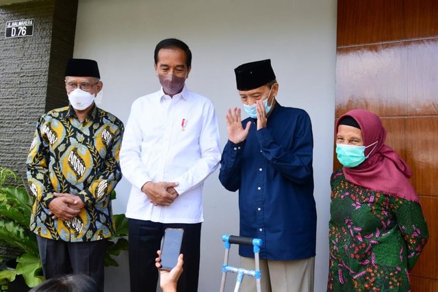 Presiden Joko Widodo menjenguk mantan Ketua Umum PP Muhammadiyah Ahmad Syafii Maarif atau akrab disapa Buya Syafii di rumahnya di Nogotirto, Gamping, Kabupaten Sleman, Sabtu (26/3). Foto: Muchlis Jr/Biro Pers Sekretariat Presiden