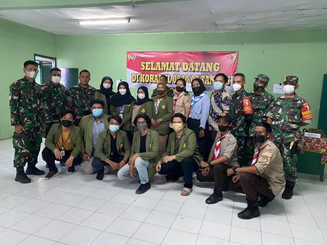Mahasiswa KKNT 42 UPNVJT Bersama Kodim 0830/05 dalam Penyaluran Dana Bantuan (15684)
