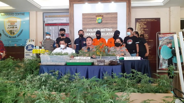 Jumpa pers pengungkapan kasus peredaran narkotika jenis ganja di Mapolres Metro Jakarta Selatan, Jumat (22/4/2022). Foto: Dok. Istimewa