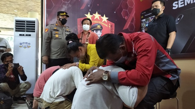 Tiga remaja di Semarang yang layangkan parang ke pengendara sepeda motor saat bersimpuh di depan orang tua mereka.
Foto: Intan Alliva Khansa/kumparan