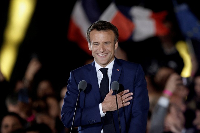 Ekspresi Presiden Prancis Emmanuel Macron usai terpilih kembali sebagai presiden saat perayaan kemenangannya di Champs de Mars di Paris, Prancis. Foto: Benoit Tessier/REUTERS