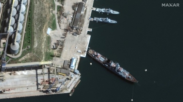 Gambar satelit menunjukkan pemandangan kapal penjelajah rudal Angkatan Laut Rusia Moskva di pelabuhan, di Sevastopol, Krimea, 7 April 2022. Foto: Maxar Technologies/Handout via REUTERS