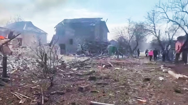Situasi area perumahan di Kota Mariupol setelah diserang artileri Rusia pada 10 Maret 2022.