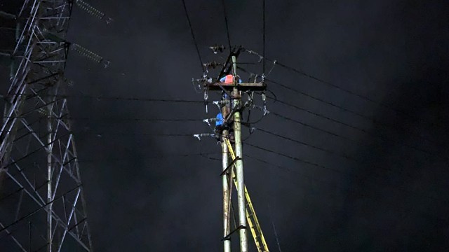 Petugas PLN UIW Suluttenggo bergerak cepat mengatasi gangguan pasokan listrik yang terjadi