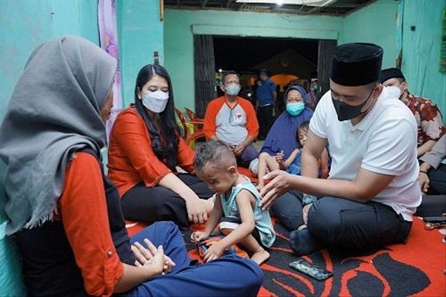 Bobby Nasution saat mengunjungi keluarga korban pembunuhan geng motor pada Senin (25/4/2022). Foto: Pemkot Medan