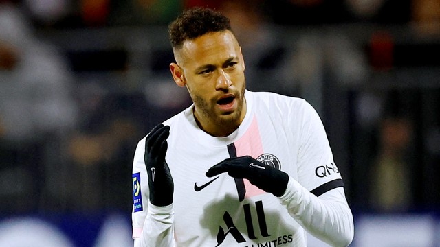 Pemain Paris St Germain Neymar berselebrasi usai mencetak gol pertama saat hadapi Clermont di Stade Gabriel Montpied, Clermont-Ferrand, Prancis, Sabtu (9/4/2022). Foto: Stephane Mahe/REUTERS