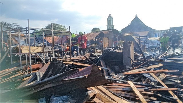 Puing kebakaran kios Pasar Mebel Gilingan, Solo. FOTO: Agung Santoso