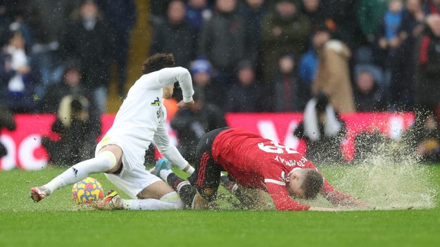 Pemain Manchester United Scott McTominay duel dengan pemain Leeds United Rodrigo di Elland Road, Leeds, Inggris. Foto: Lee Smith/Reuters