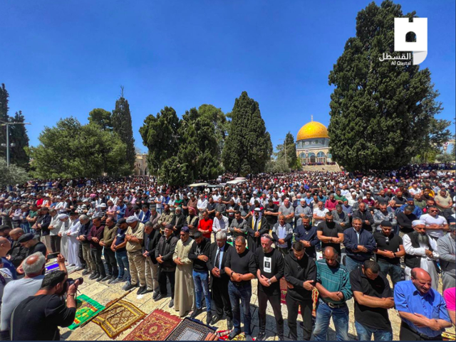 Salat Jumat di pelataran kompleks Masjid Al-Aqsa diikuti sedikitnya 60 ribu jemaah, beberapa jam setelah serangan pasukan Israel, Jumat (15/4/2022). Foto: Twitter/@AlQastalps