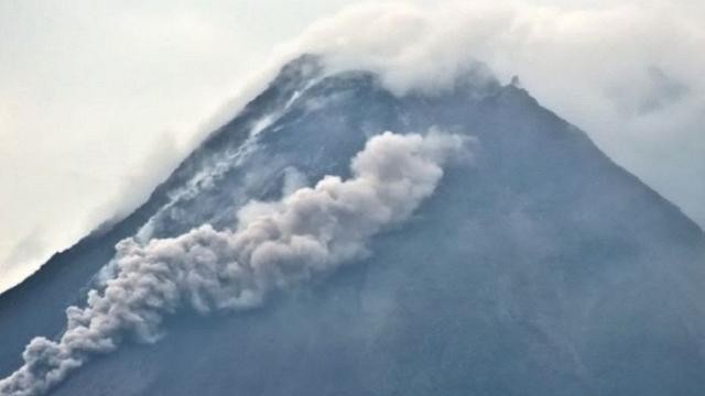 (Sumber: Liputan6.com) Gunung Merapi Muntahkan Awan Panas Guguran