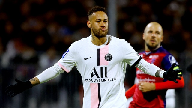 Pemain Paris St Germain Neymar berselebrasi usai mencetak gol ketiga mereka saat hadapi Clermont di Stade Gabriel Montpied, Clermont-Ferrand, Prancis, Sabtu (9/4/2022). Foto: Stephane Mahe/REUTERS