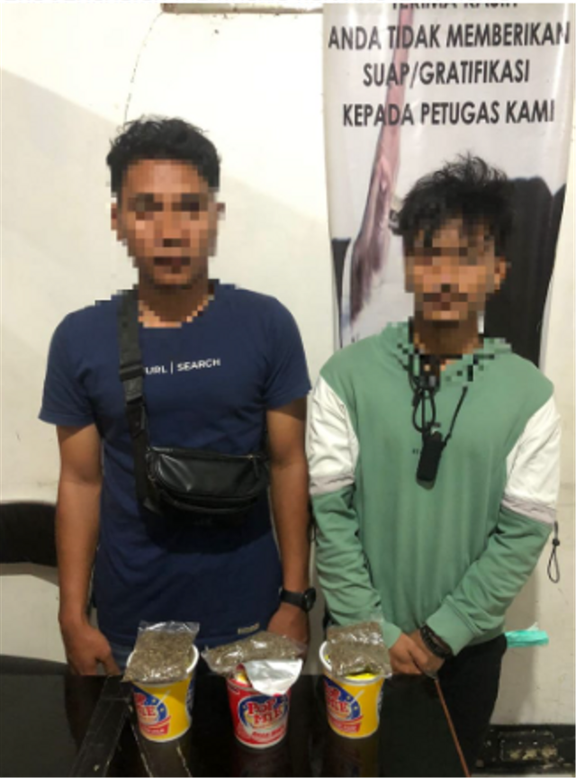 Dua pemuda FS (24) kiri dan FK (20) kanan saat ditangkap karena mudik ke Ambon bawa 3 paket ganja. (Dok Polda Maluku)