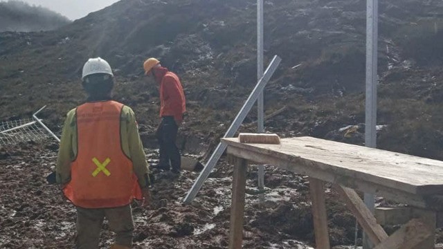 Pekerja Palapa Timur Telematika dalam mengerjakan tower di Kabupaten Puncak Papua. (Foto Humas PTT) 