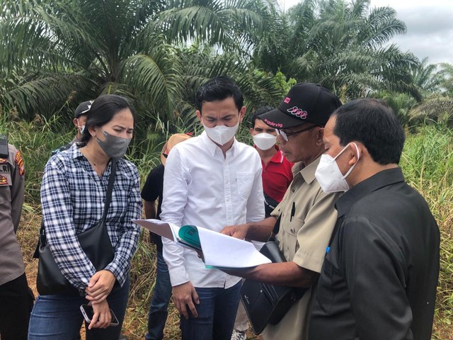 Ketua DPRD Sintang, Florensius Ronny bersama Komisi D dan warga melakukan kunjungan lapangan ke PT Julong. Foto: Yusrizal/Hi!Pontianak