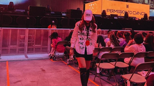 Luna Maya nonton konser BTS di Las Vegas. Foto: Instagram/@lunamaya